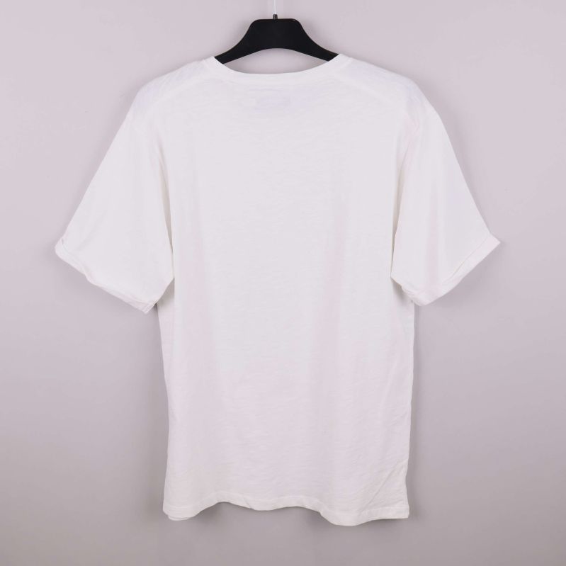 Vit t-shirt visad bakifrån på galge