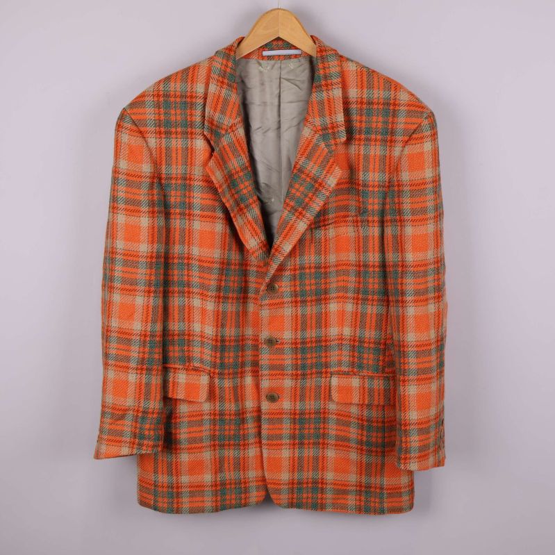 Framsida av orange och grön rutig kavaj 