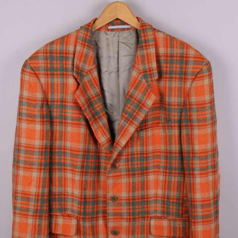 Närbild på kavajens slag och knäppning fram