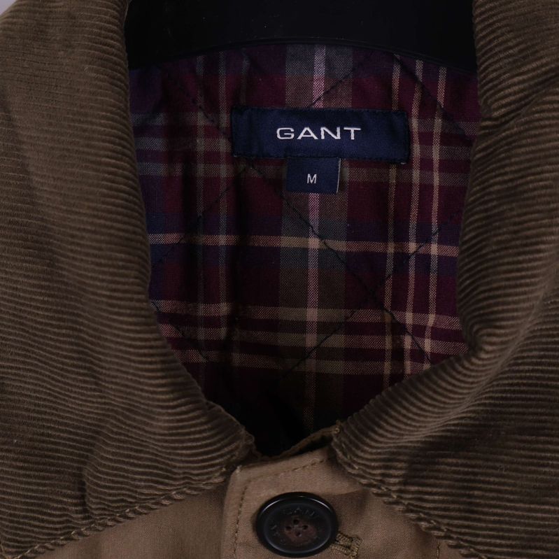 Närbild på krage i manchester och GANT-logotyp på etiketten