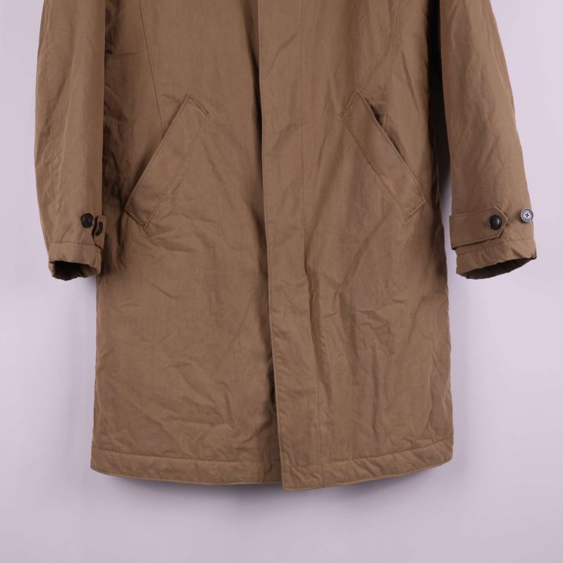 Nedre delen av jackan med snedställda fickor