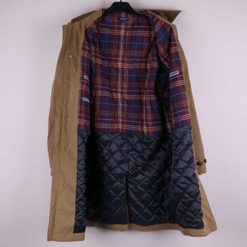 Öppen jacka som visar rutigt foder och vadderad nederdel