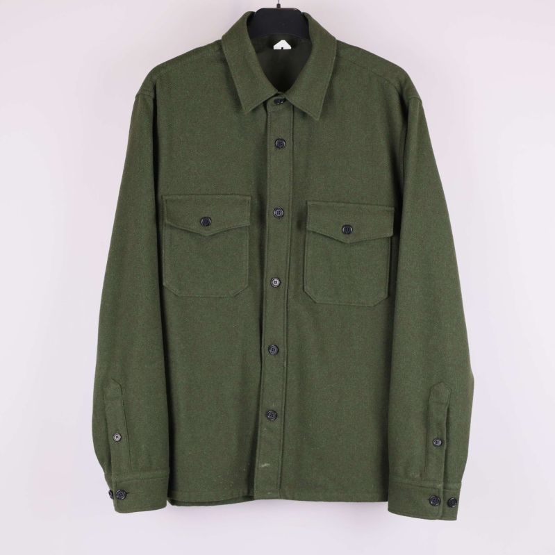 Grön overshirt framifrån med två bröstfickor och knappar