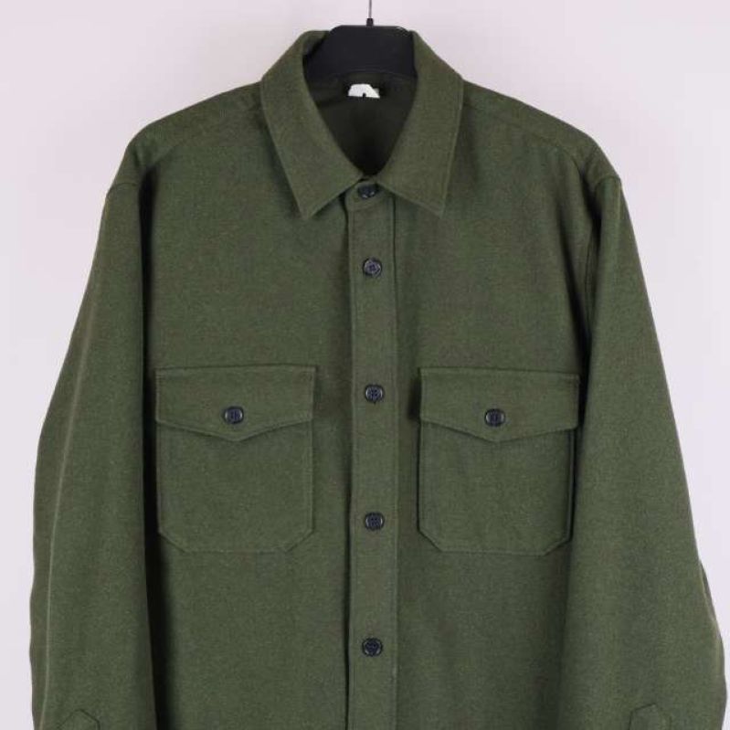 Halvbild av ovansidan på grön overshirt