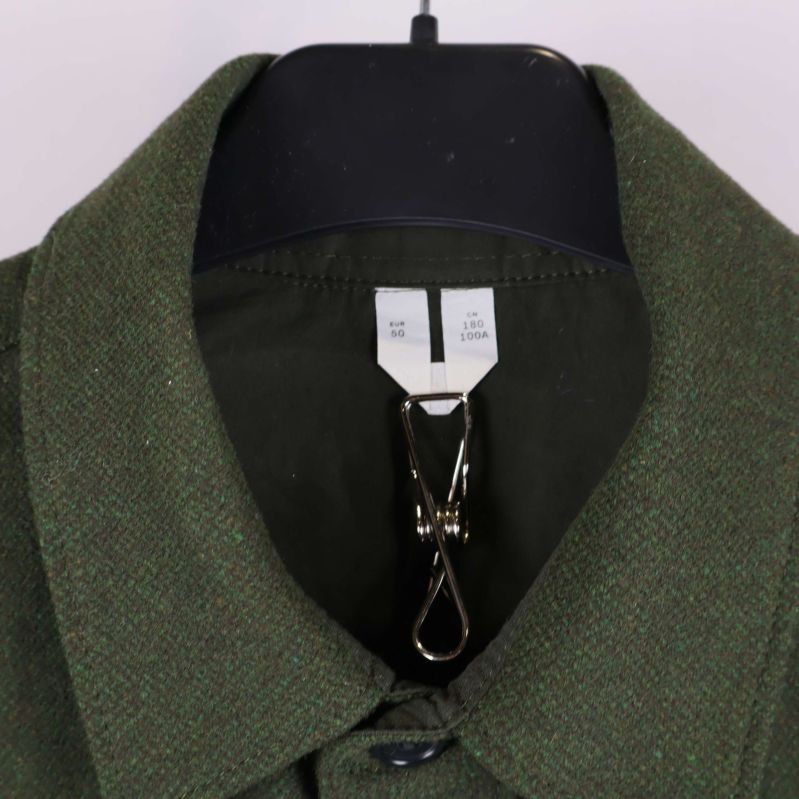 Närbild på krage och storleksetikett i grön overshirt