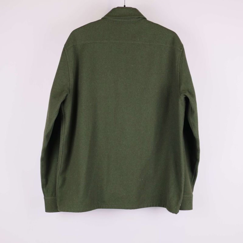 Grön overshirt bakifrån i enkel design