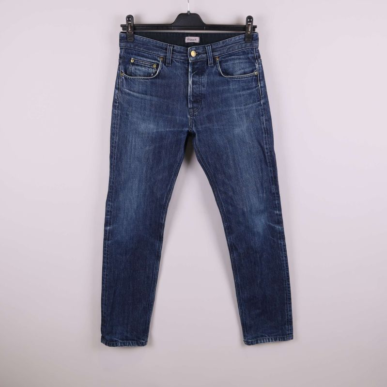 Blå jeans framifrån upphängda på galge