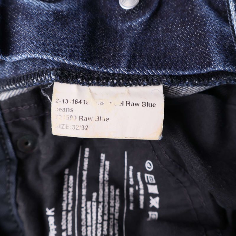 Inneretikett med storlek och modellinformation för jeans