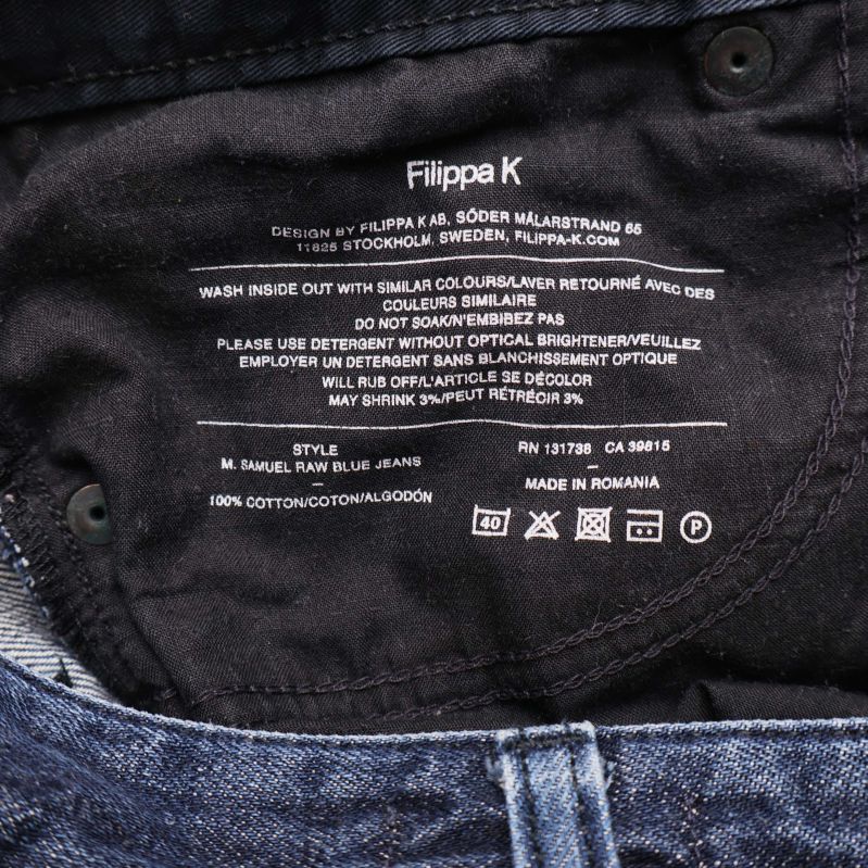 Tvättetikett med materialinformation för Filippa K jeans