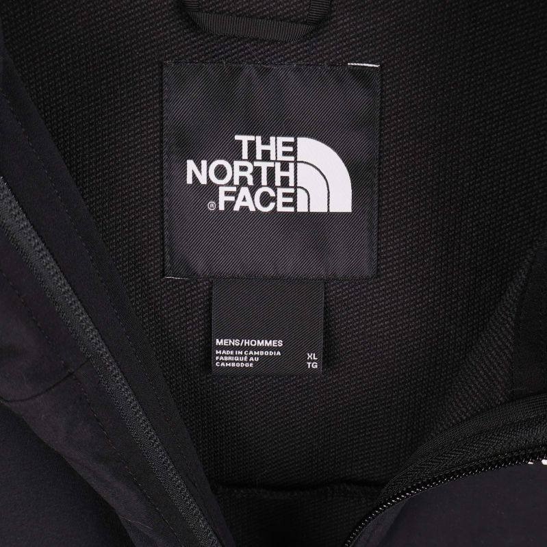 Närbild på märkning The North Face i nacken
