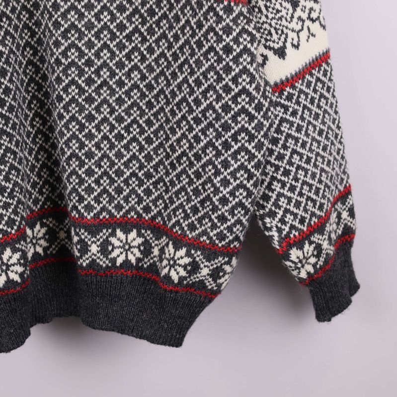 Tröjans nederdel med geometriskt mönster och ribbade muddar