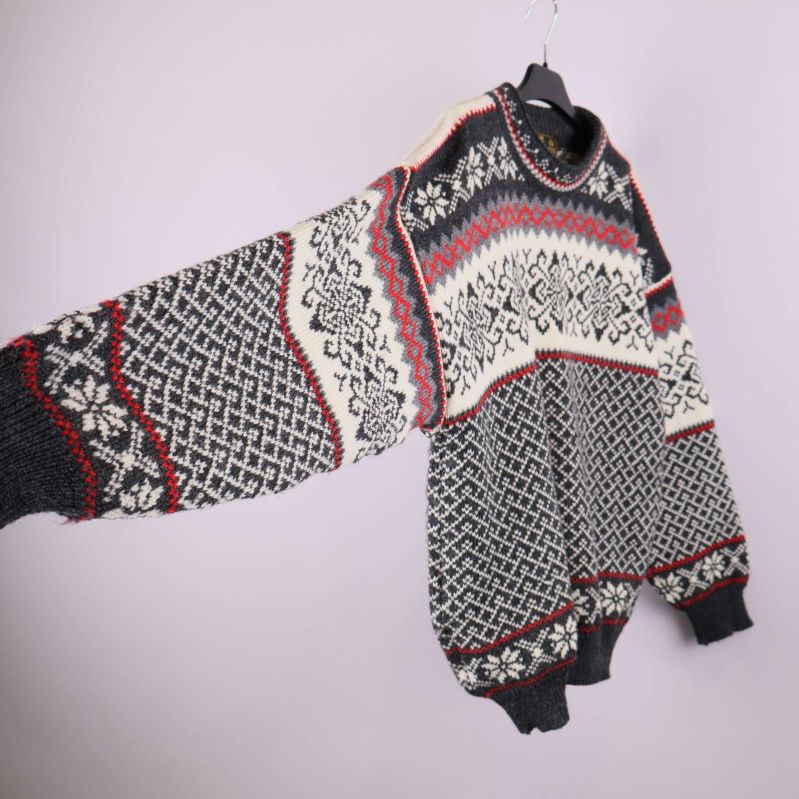 Tröjans ärm utsträckt med mönster i flera färger