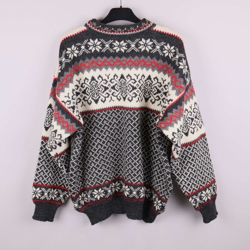 Tröjans baksida med genomgående nordiskt mönster