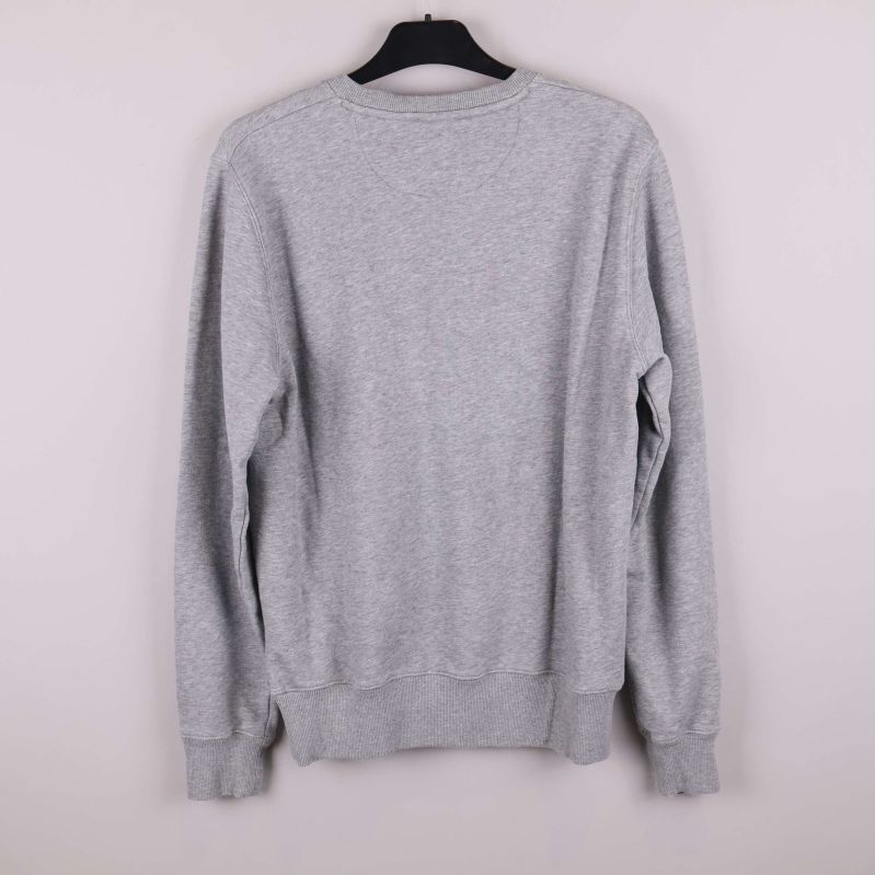 Baksida av grå sweatshirt i helbild