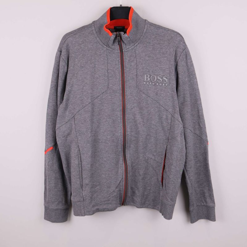 Grå ziptröja med röda detaljer framifrån