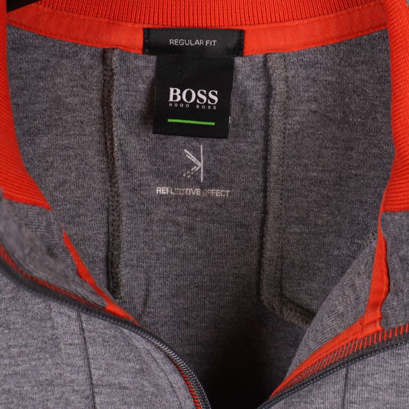 Insida av krage med BOSS-märke och röd kant