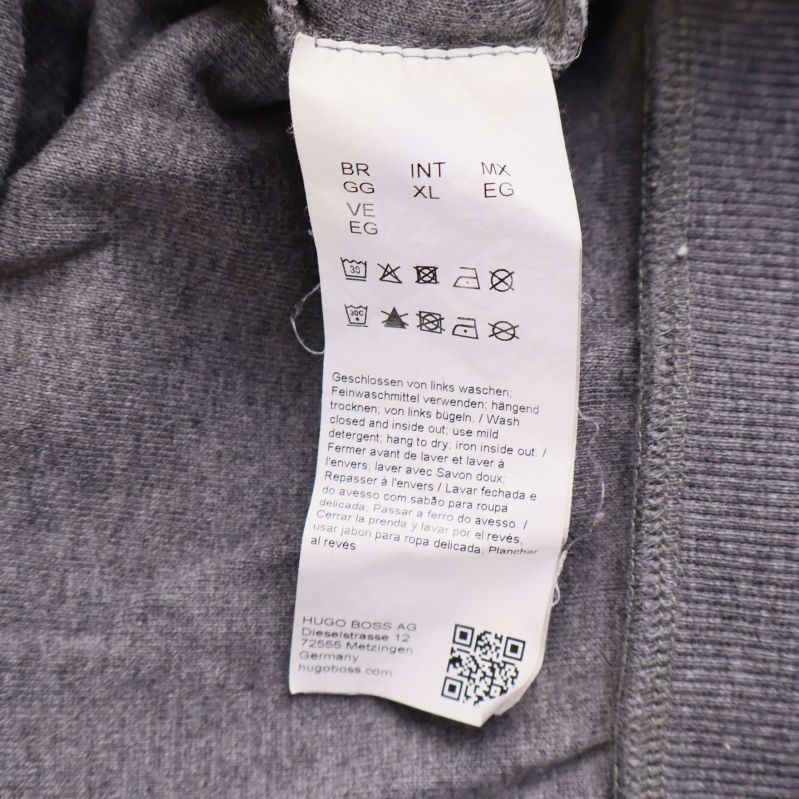 Material- och skötsellapp i grå BOSS-tröja