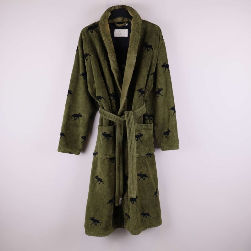 Grön morgonrock med svart älgmönster visas hängande framifrån