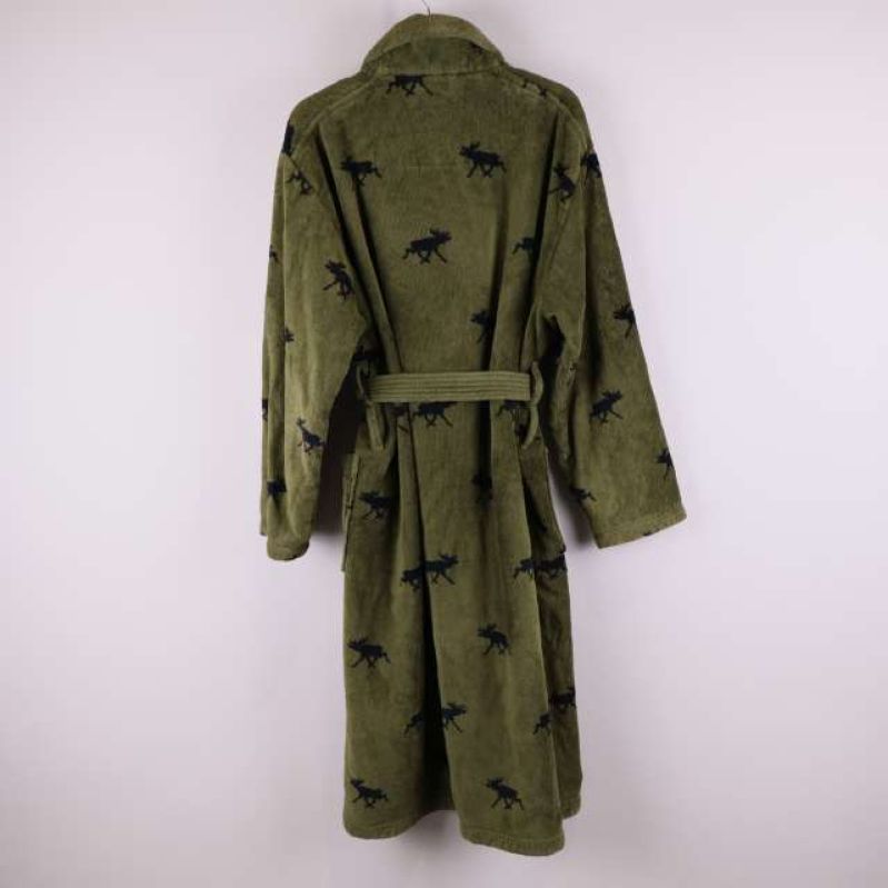 Baksida på grön morgonrock med svart älgmönster och bälte