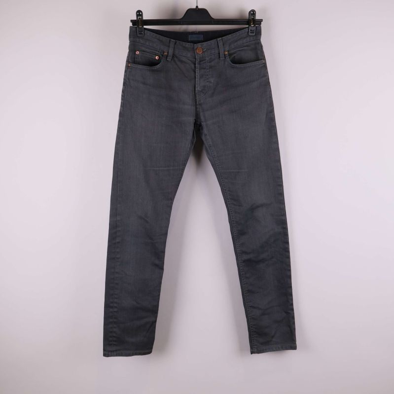 Grå raka jeans framifrån på galge