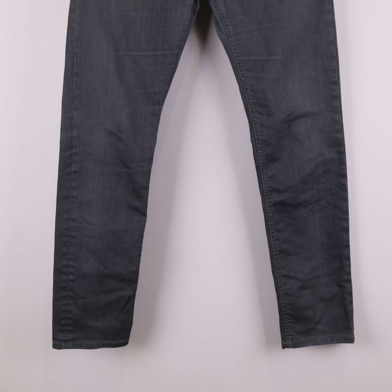 Närbild på jeansbenen nedtill