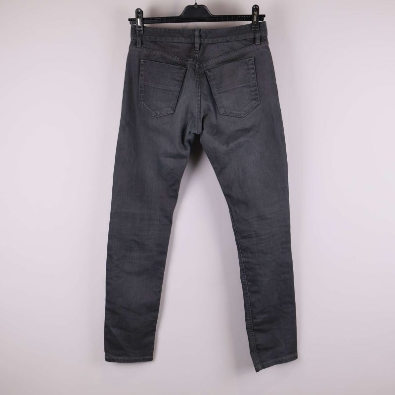 Grå jeans bakifrån med fickor