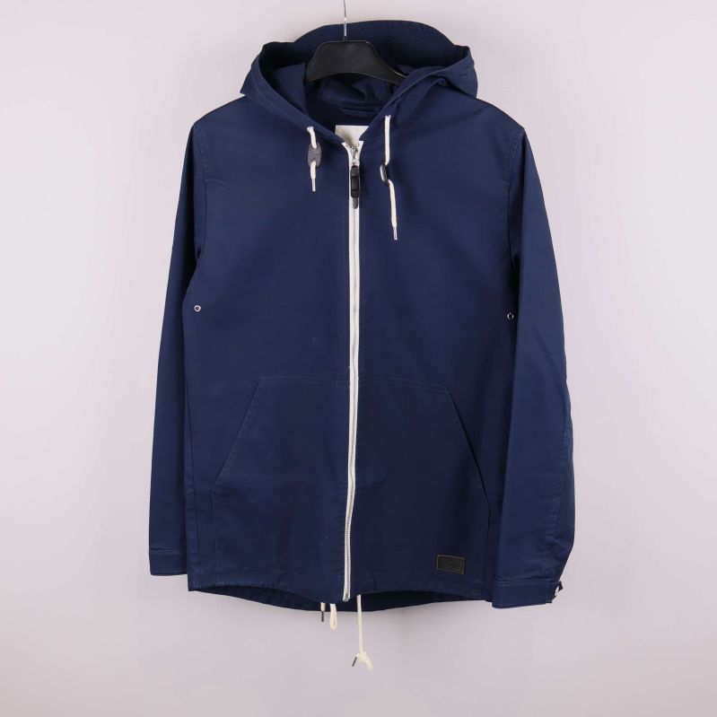 Marinblå jacka med vit dragkedja och huva på galge