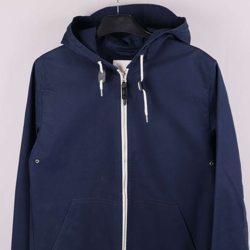 Jackans övre framdel med dragsko och detaljer