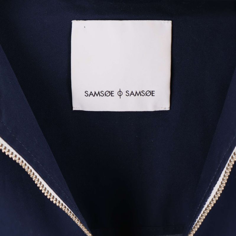 Närbild på Samsøe Samsøe etikett i jackans krage