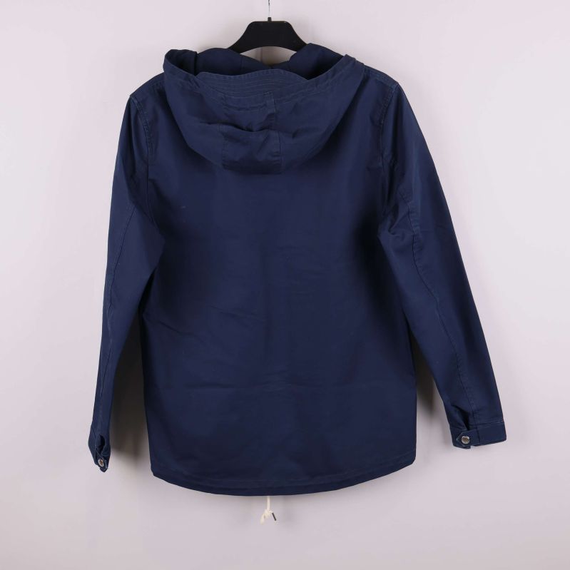 Jackans baksida visas med lång ärm och huva