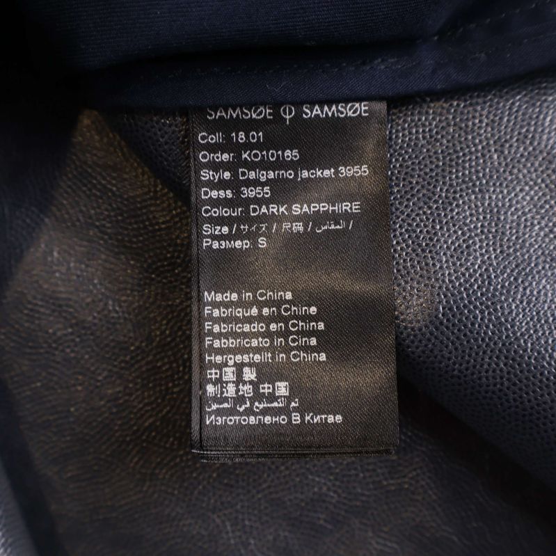 Materialetikett med modellnamn och färg Dark Sapphire