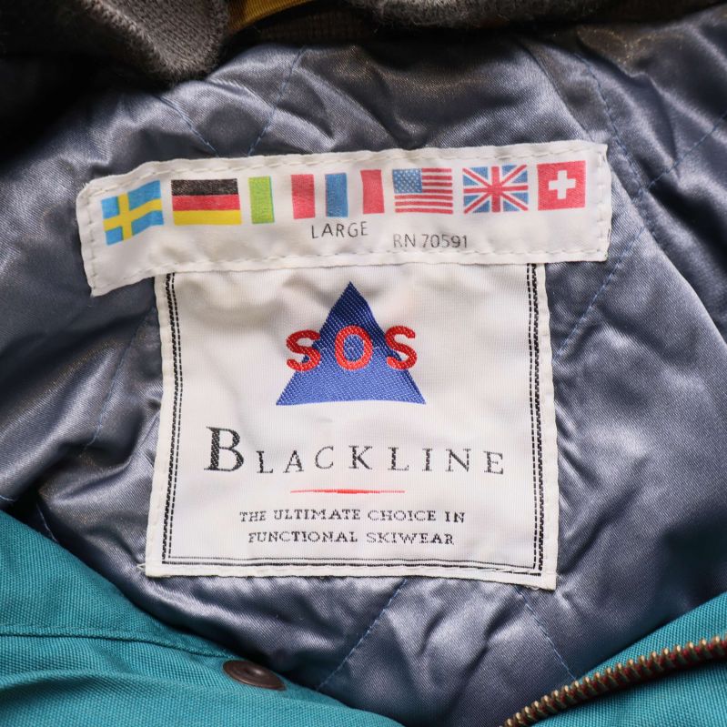 Närbild av etikett SOS Blackline med flaggor och storlek large