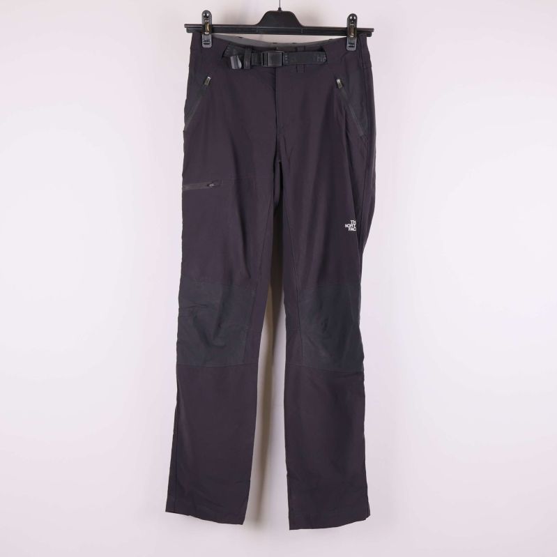 Mörka byxor med fickor och bälte på galge