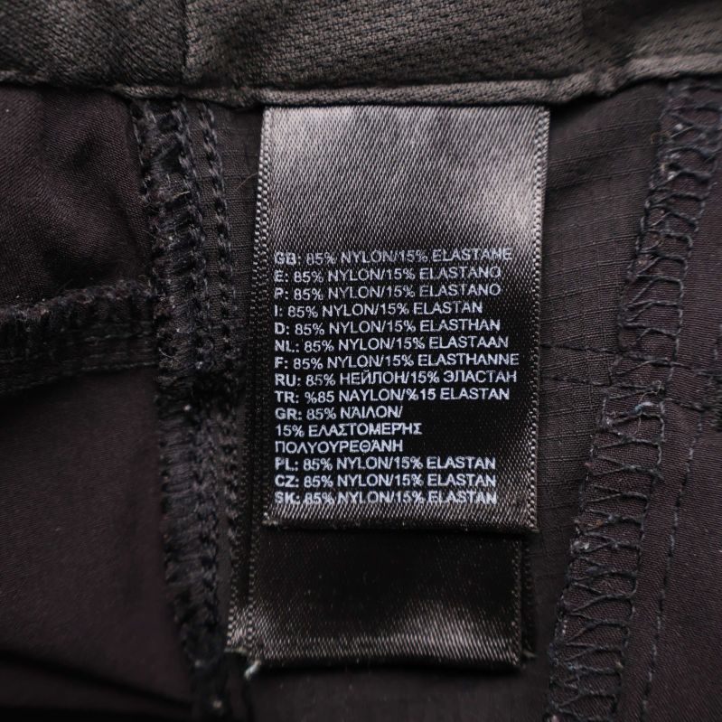 Materialetikett visar 85% nylon och 15% elastan