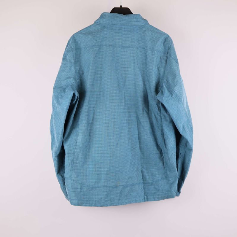 Blå vattentät jacka sedd bakifrån