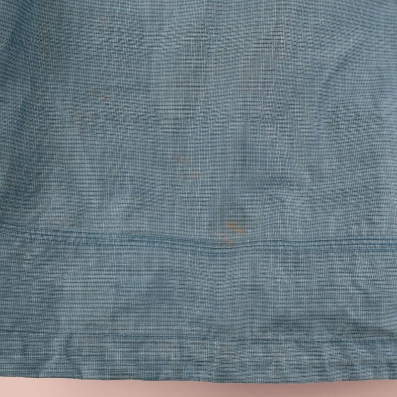 Närbild på fläckar på jackans nedre del