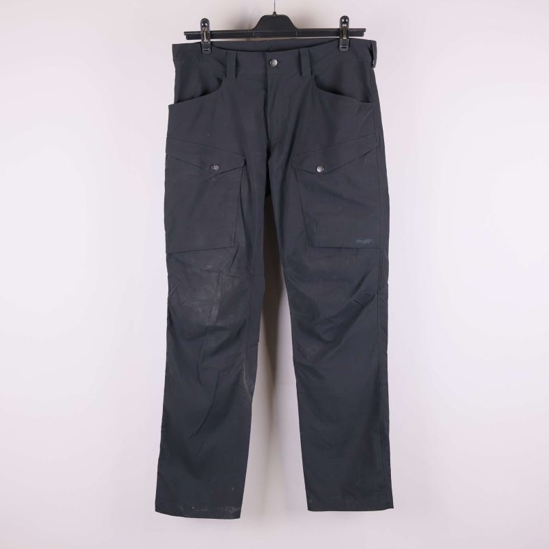 Framsida på svarta byxor med stora cargofickor