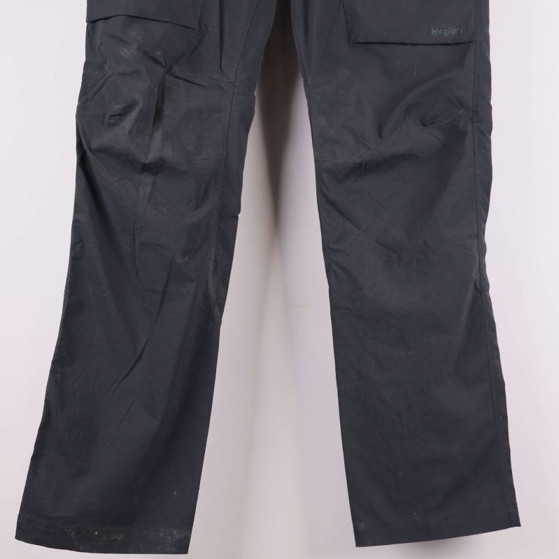 Ben och nedre delen av svarta byxor