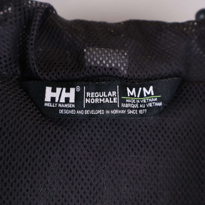 Jackans inre etikett med storlek och varumärke Helly Hansen