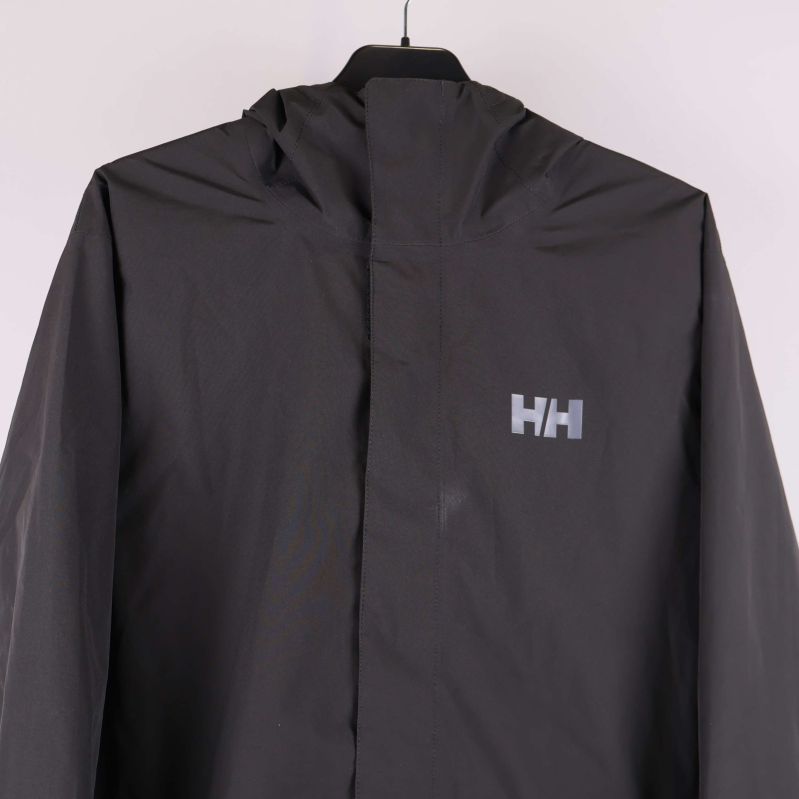 Närbild på HH-logo på svart jacka