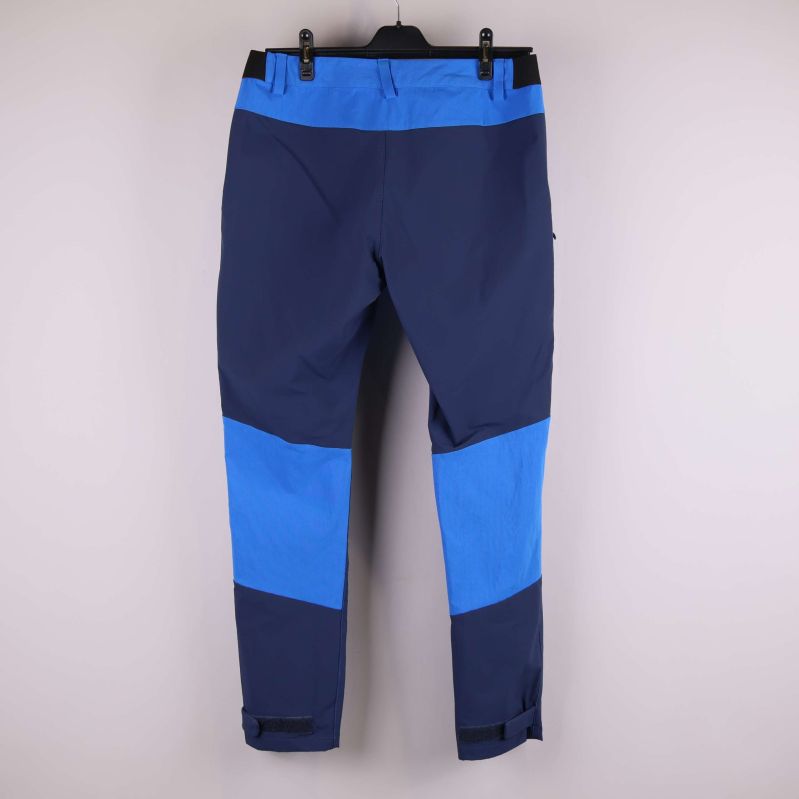 Baksidan av tvåfärgade blå funktionsbyxor