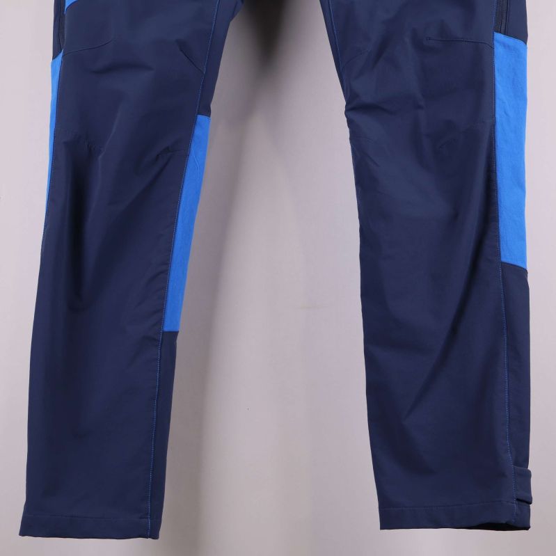 Nederdelen av byxan i mörkblått tyg