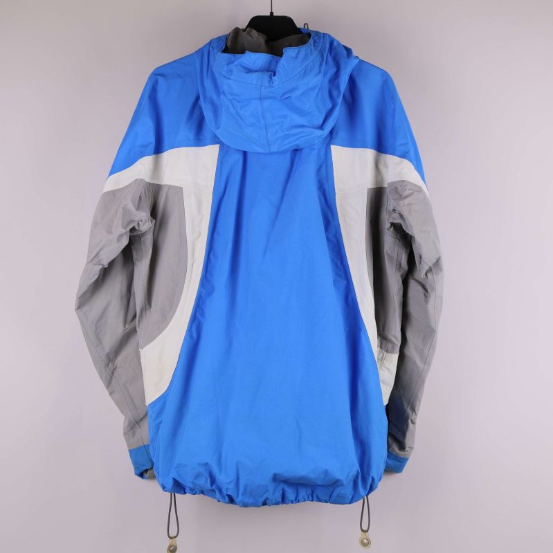 Baksida av blå och grå jacka med huva