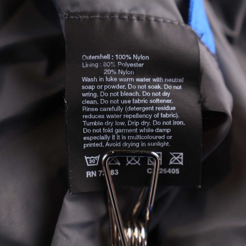 Materialetikett för jacka med information om skal och foder