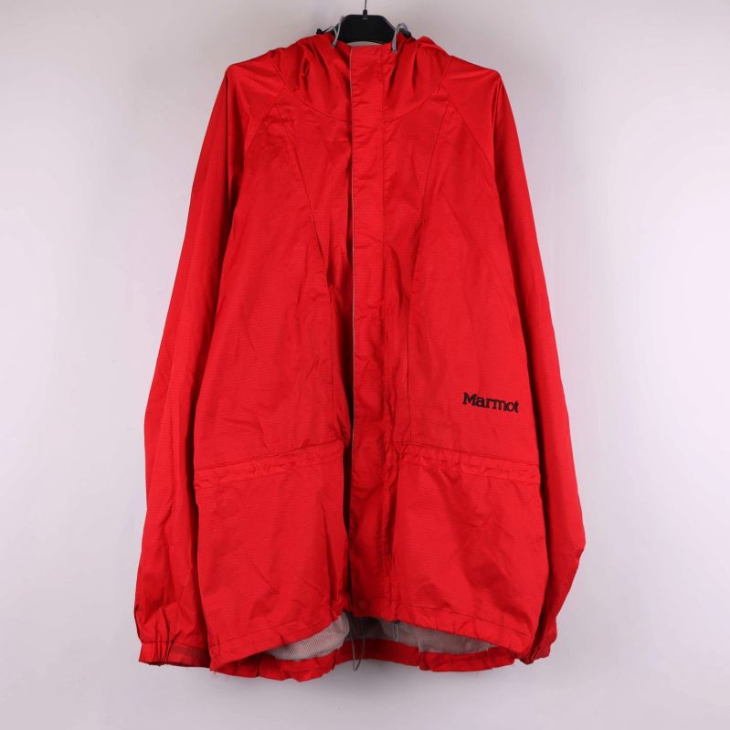 Framsida av röd skaljacka med dragkedja och huva