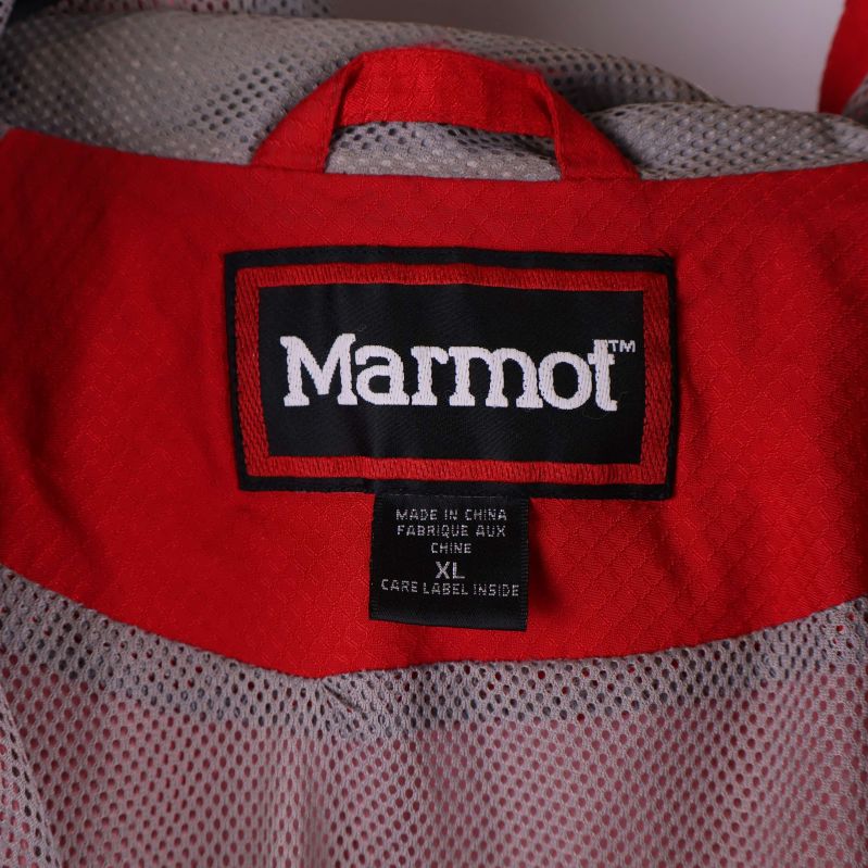 Närbild på Marmot-logga och etikett med storleken XL