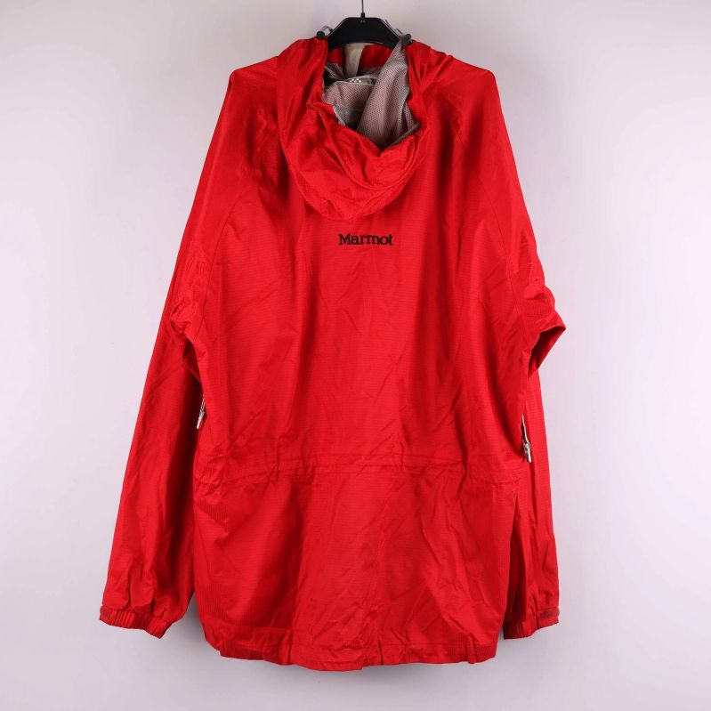 Baksida på röd jacka med Marmot-logga under huva