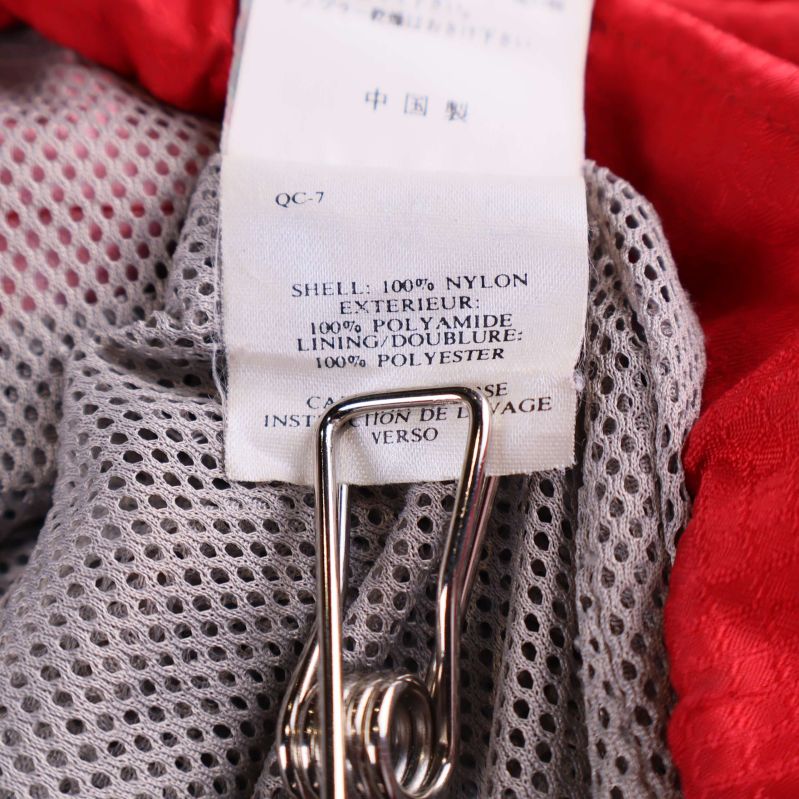 Materiallapp visar 100% nylon och polyesterfoder