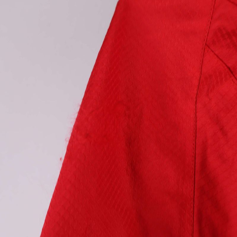 Närbild på höger ärm med tydlig nopprighet