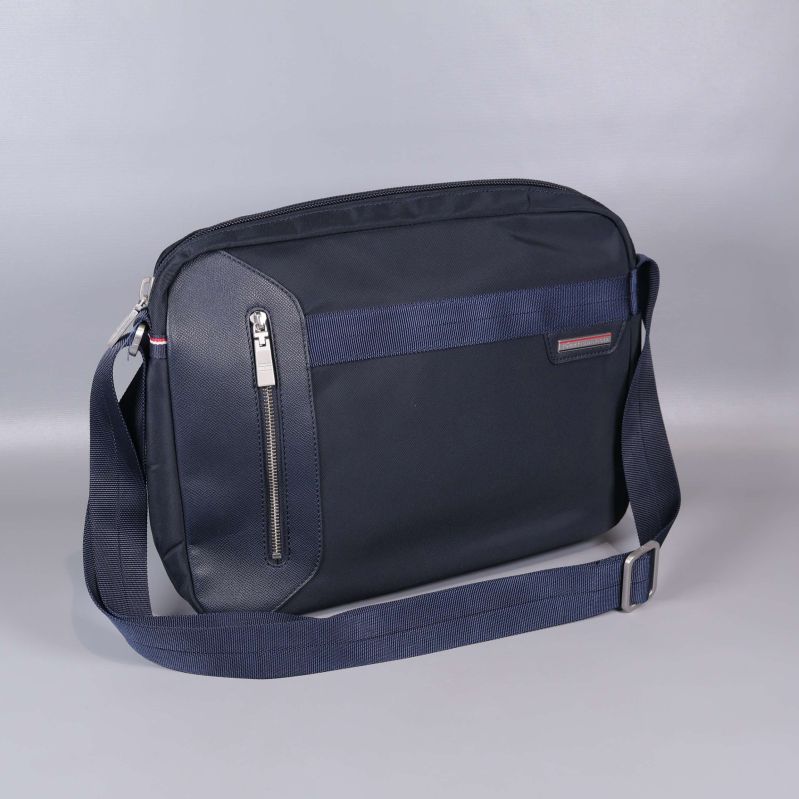 Axelremsväska i mörkt tyg med blixtlås framtill